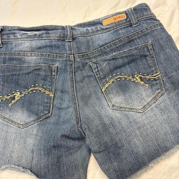 Mid rise denim shorts log line raw hem blue medium / dark wash size 5 from Bongo - Picture 5 of 8